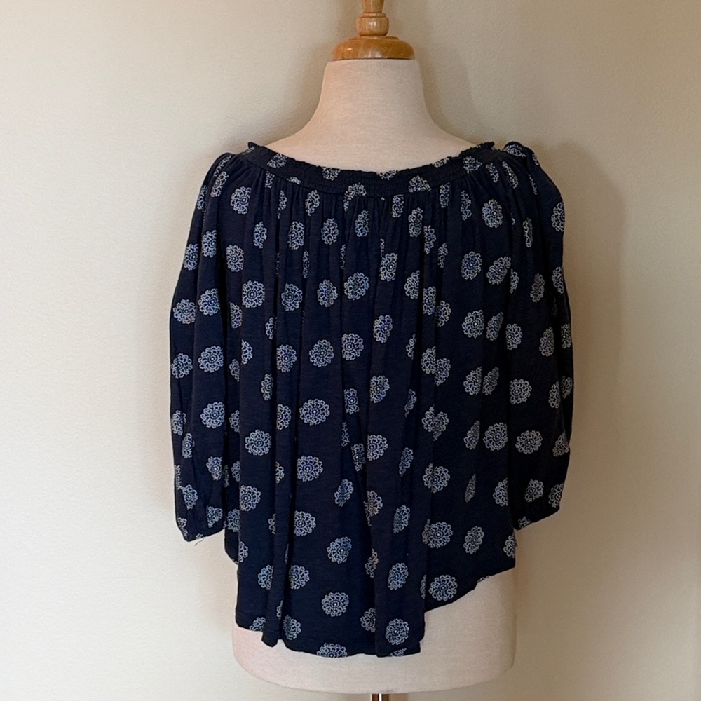 EUC~Woman’s Small Lucky Brand Blue/White On Or Off The Shoulder 3/4 Sleeve Top - Picture 4 of 10
